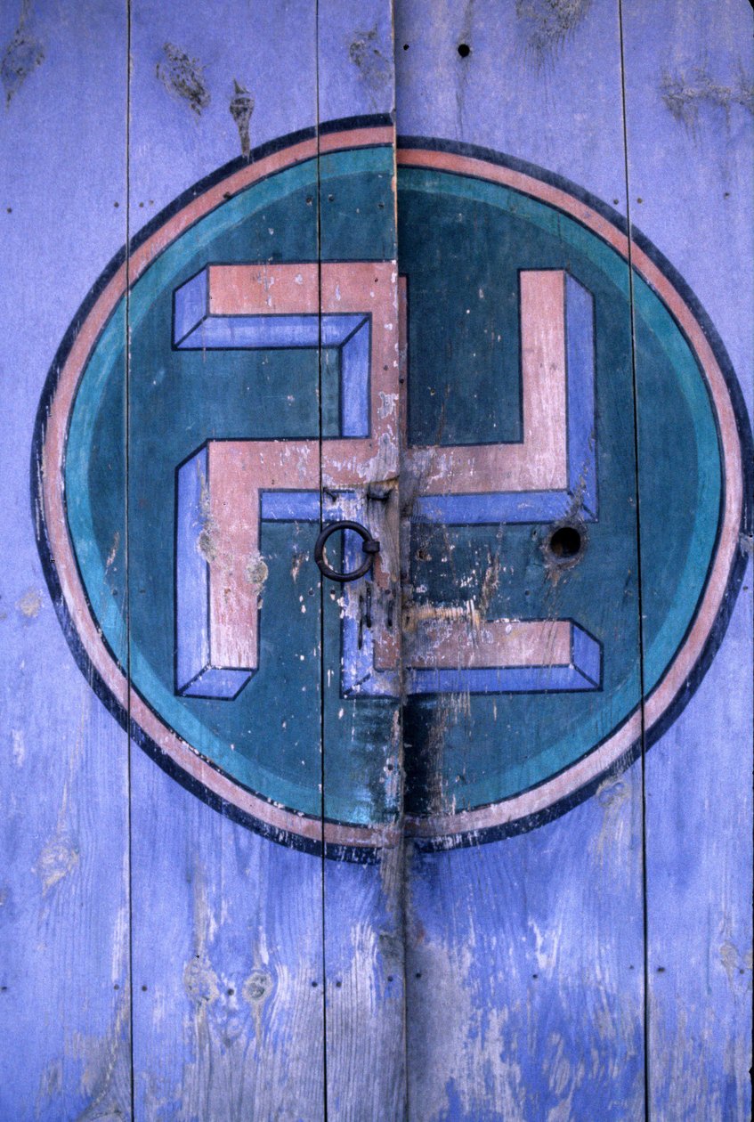 Symbol for buddhisme på en af portene til templet "Tongdosa"" i Pusan-regionen i Korea. af School Korean