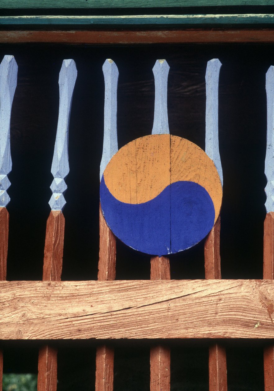 Yin og Yang symbol på en træbarriere (Kree) af School Korean
