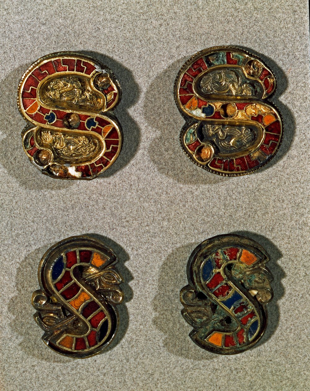 Middelalderens arkæologi (middelalderen). Barbarisk kunst fra Lombardiet: Bæltefibule (spænde) i form af bogstavet S. Genstand i guld og polykrom emalje. Lombard kunst, 6. - 7. århundrede. Italien, Cividale del Friuli, Arkæologisk Museum af School Lombard