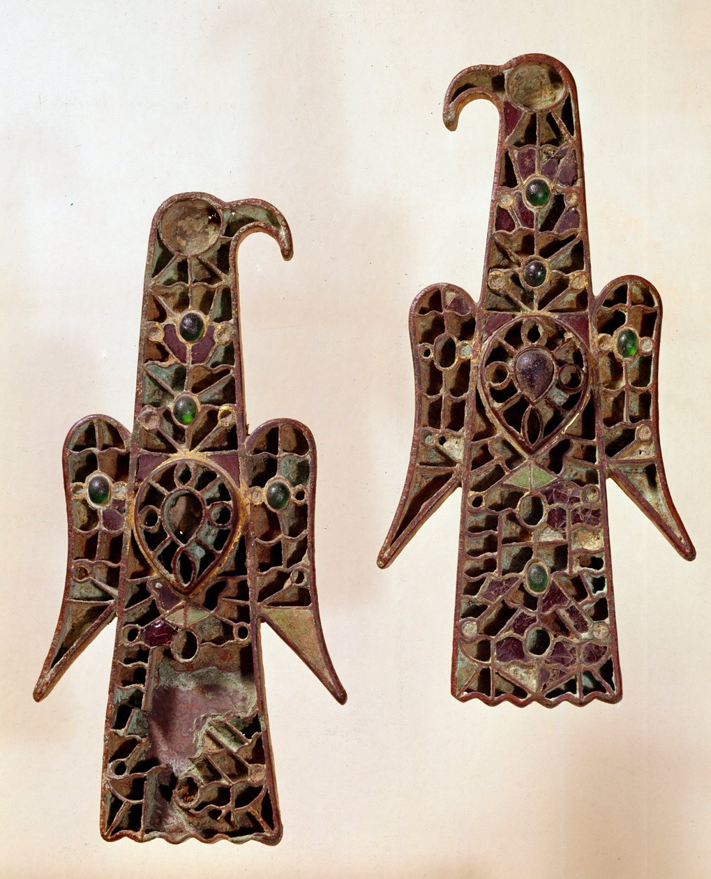 Merovingerkunst: Par fibuler (surete pin) aqualiformes (ørne). Emalje cloisonné, 6. århundrede, merovingerdynasti (481-751). fra Castelsagrat. Musee Cluny, Paris. af School Merovingian