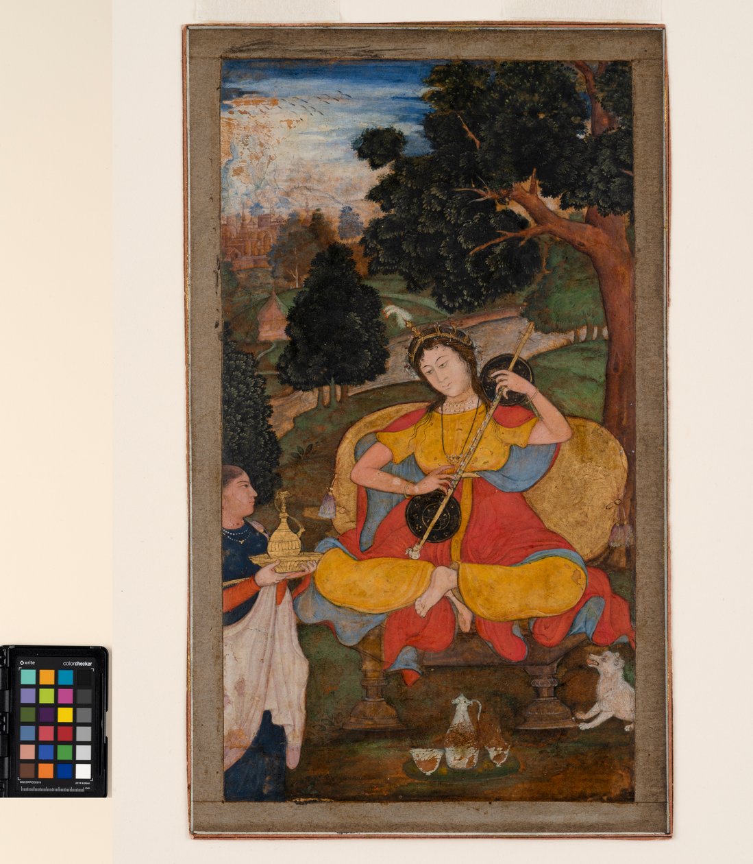 En siddende kvinde spiller vina, opvartet af en tjener, ca. 1590 (ugennemsigtig akvarel og guld på papir) af School Mughal