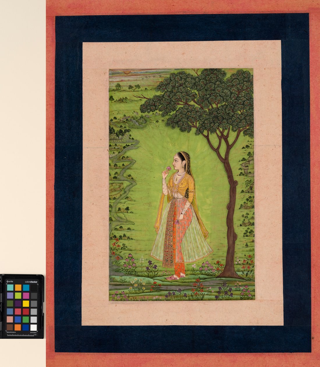 En kvinde, der står ved et træ, holder en blomst, ca. 1720 (ugennemsigtig m/c og guld på papir) af School Mughal