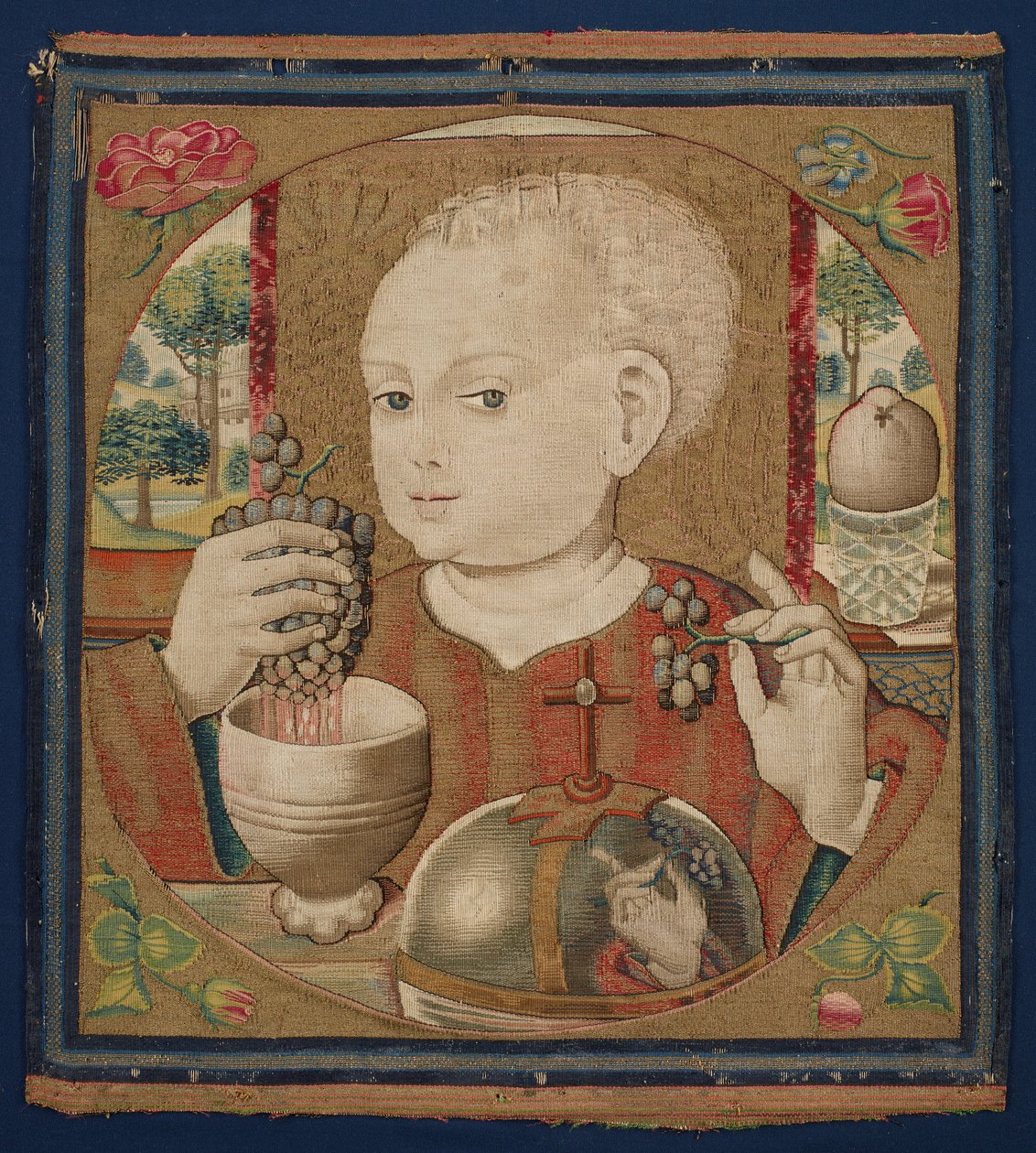 The Infant Christ Pressing the Wine of the Eucharist, ca.1500 (linnedkæde, uld, silke og forgyldt skudgarn) af School Netherlandish