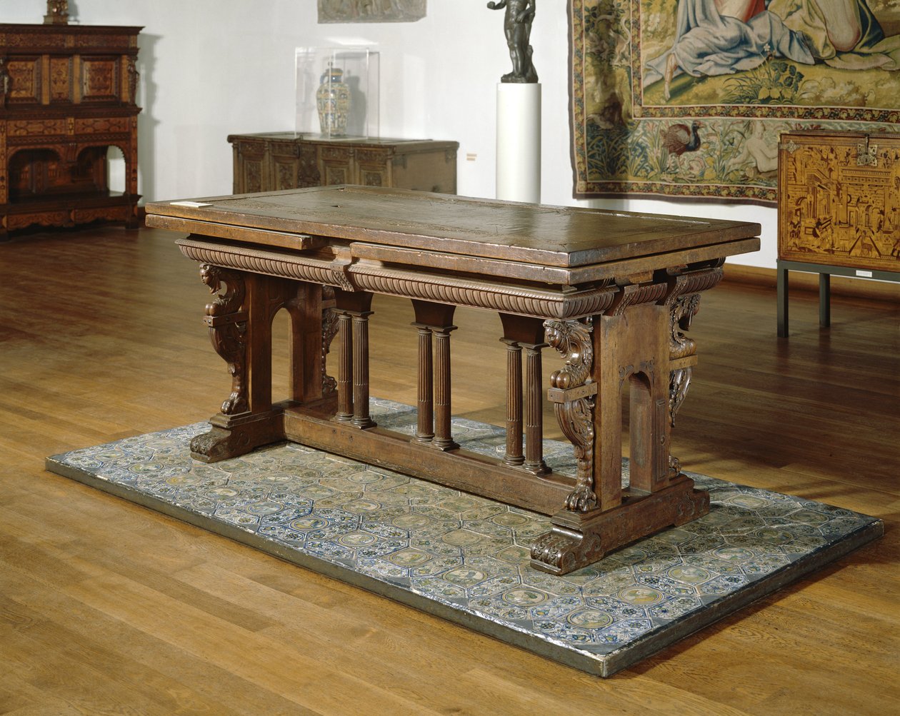 Valnødbord med skuffer på egetræsstel med toscanske søjler.,1550-1600 (træ) af School Netherlandish