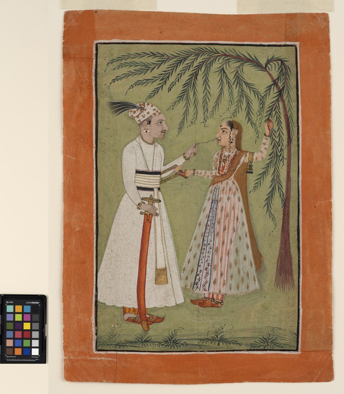 En lineal, der trækker en hårlok af en dame, der holder fast i et træ, ca. 1705 (ugennemsigtig akvarel og guld på papir) af School Pahari