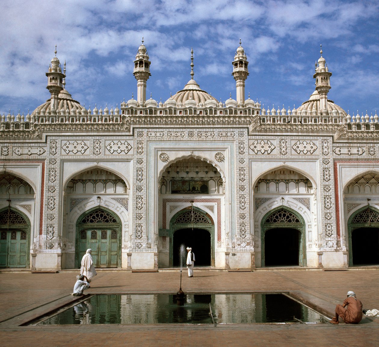 Udsigt over Mohabbat Khan moskeen fra det 17. århundrede af School Pakistani