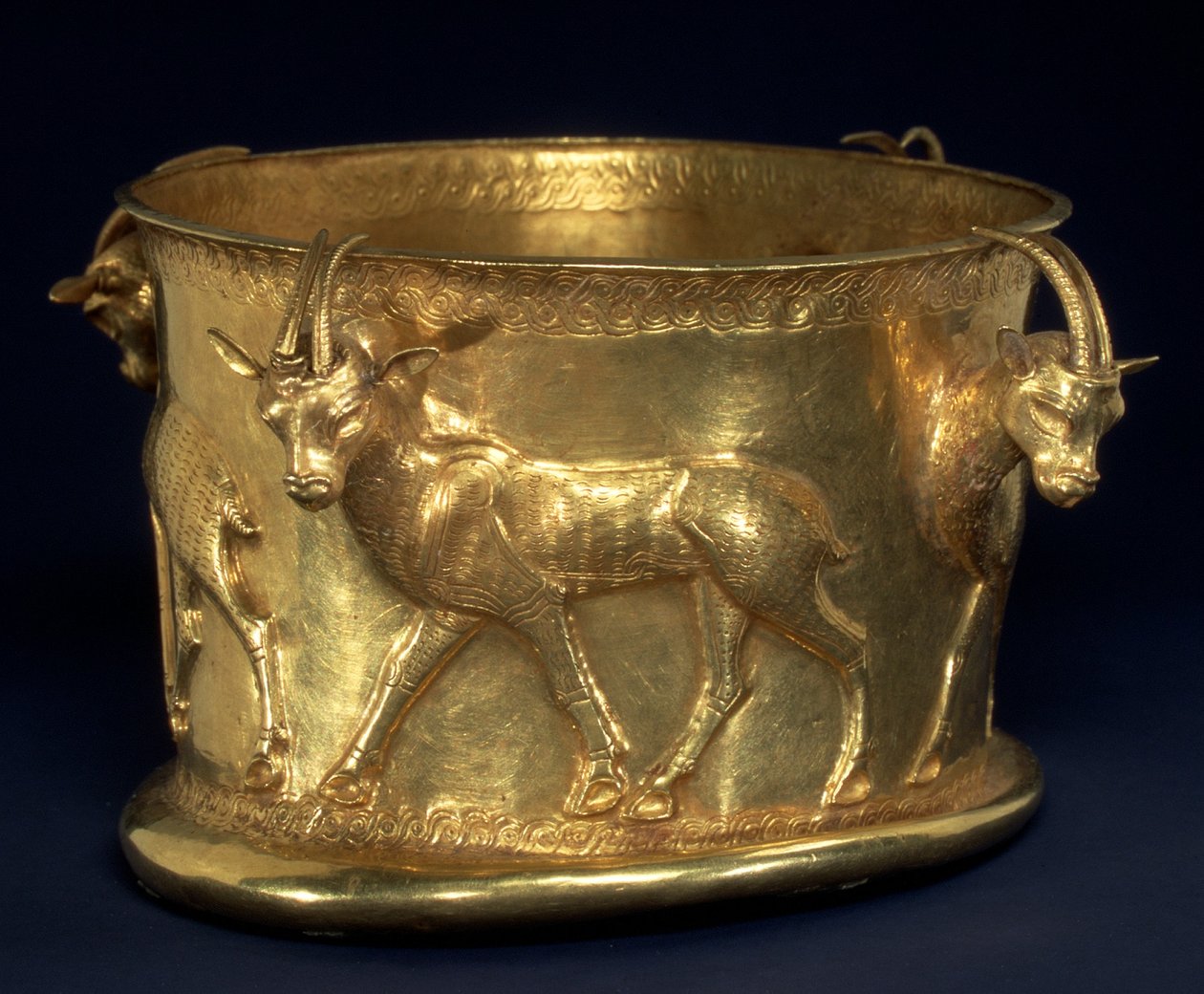 Kop med en frise af gazeller, jernalder II, ca. 1. årtusinde f.Kr. (guld) af School Persian