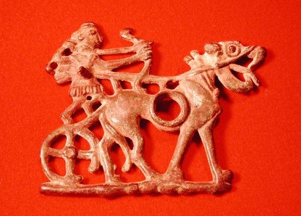 Hestebid forestillende en jæger på sin vogn, der affyrer sin bue, ca. 1200-700 f.Kr. (bronze) af School Persian