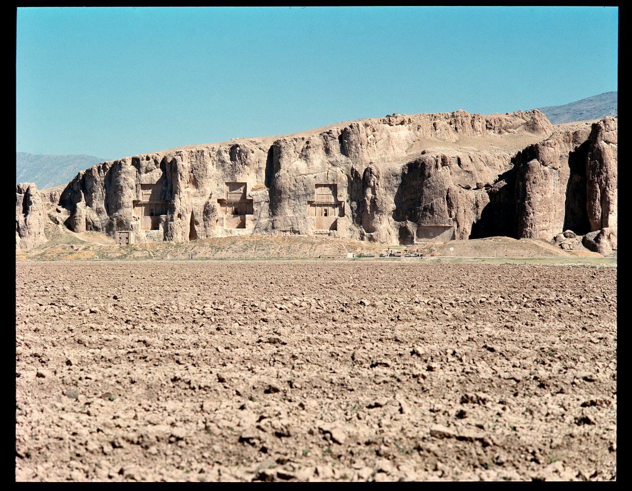 Udsigt over Necropolis og de fire grave tilhørende Achaemenid-konger, fra venstre mod højre, Arius II, Artaxerxes I og Darius I den store af School Persian