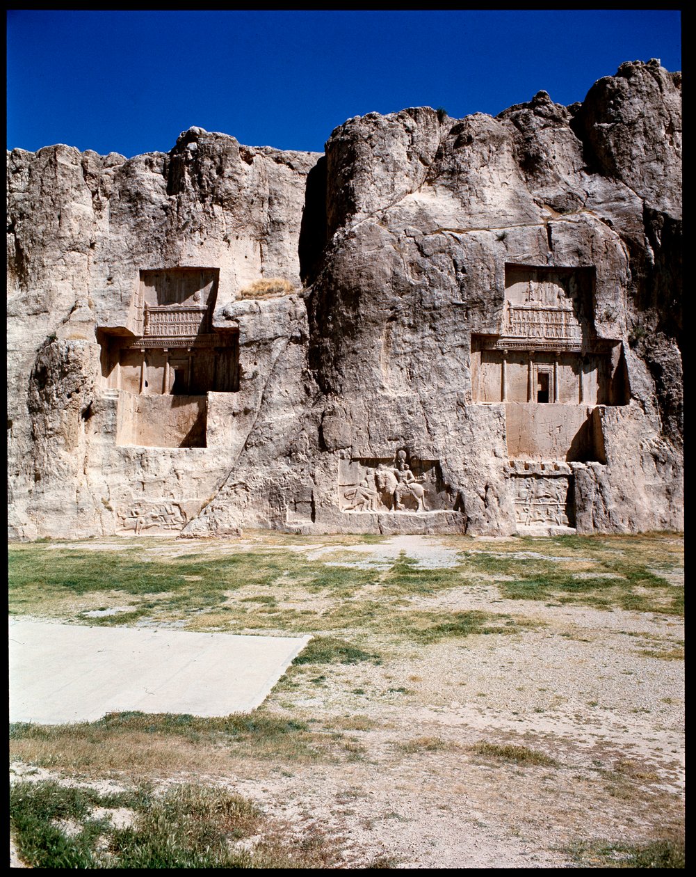 Udsigt over Necropolis og gravene tilhørende Achaemenid-konger, fra venstre mod højre, Artaxerxes I Darius I den store af School Persian