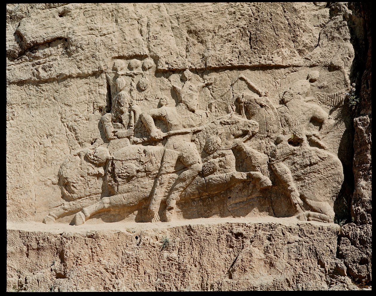Udsigt over Necropolis og gravene tilhørende Achaemenid-konger, relief repræsenterer kampscener af School Persian