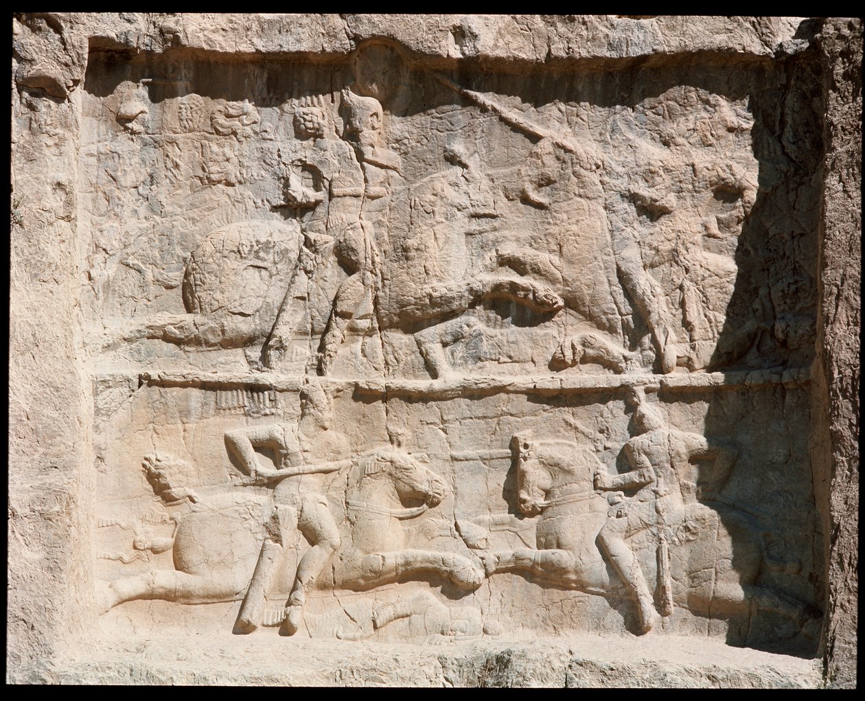 Udsigt over Necropolis og gravene tilhørende Achaemenid-konger, relief repræsenterer kampscener af School Persian