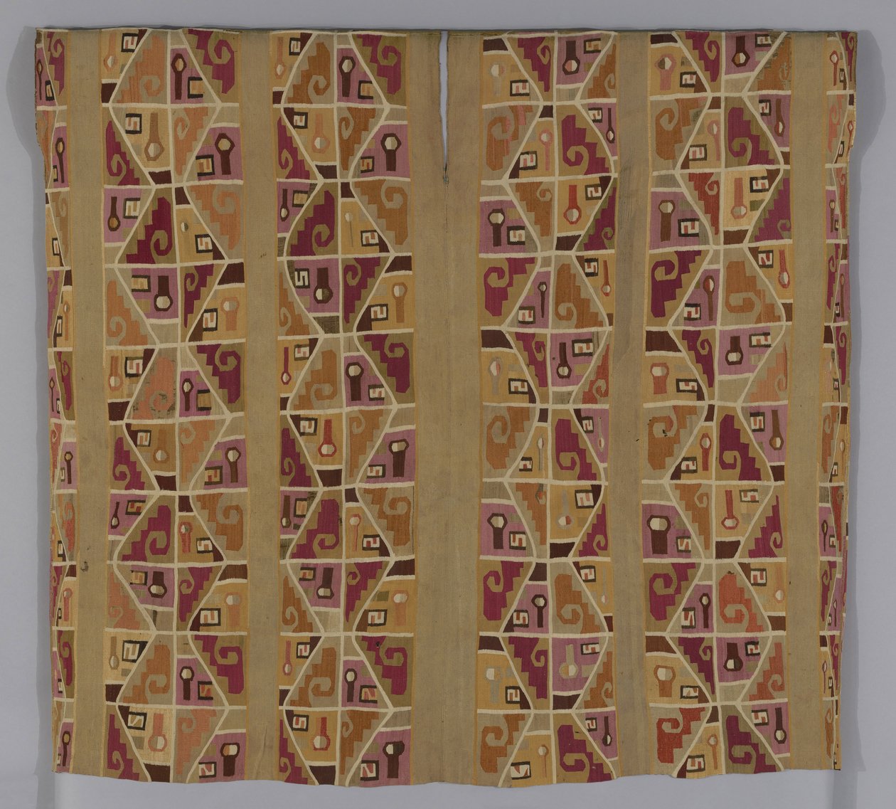 Tunika, 600-800 (bomuld og uld (camelåg), enkelt sammenlåsende gobelinvævning; hals og ærmegab afsluttet med uld (camelåg) i overkastningssting; sømme forbundet med uld (camelåg) i stoppesømme) af School Peruvian