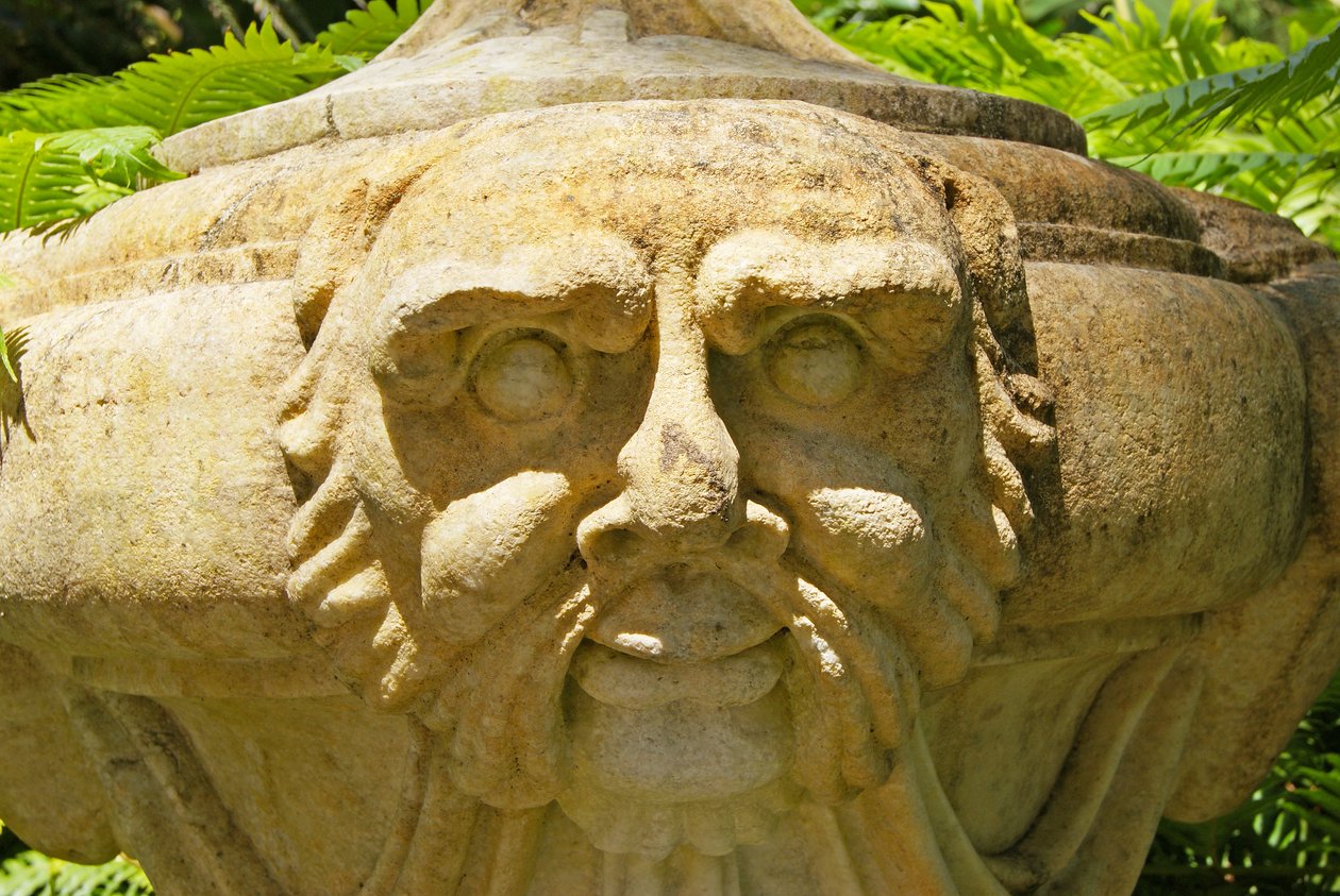 Udskåret stenurne på gudernes terrasse, Quinta da Regaleira;Sintra;Portugal ca. 1914 (foto) af School Portuguese
