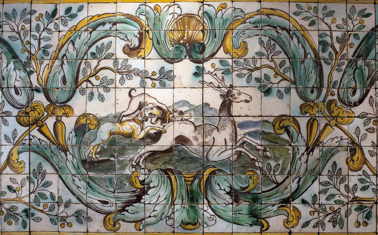 Hunde, der jager en hjort - Detalje af et dekorativt flisepanel fra jagtrummet i det tidligere palads i Praia, a Belem, Lissabon (Portugal) (To hunde, der jager en hjort - dekorativt panel fra jagtrummet i det tidligere palads i Praia, kl. Belem) - Musee n af School Portuguese