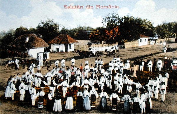 Postkort, der forestiller rumænere, der danser i en landsby, ca. 1910 (farve litho) af School Romanian