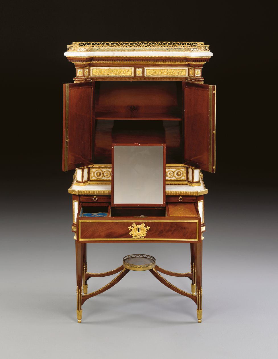 En russisk ormolu-monteret hvid marmor og mahogni bonheur du jour, ca. 1790 (ormolu, marmor & mahogni) af School Russian