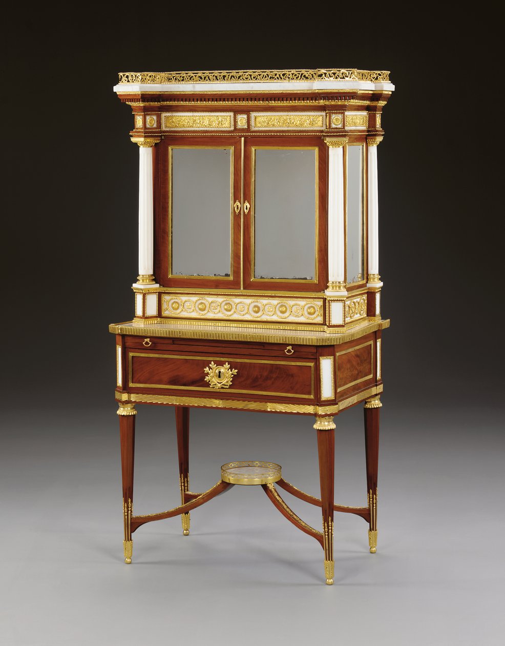 En russisk ormolu-monteret hvid marmor og mahogni bonheur du jour, ca. 1790 (ormolu, marmor & mahogni) af School Russian