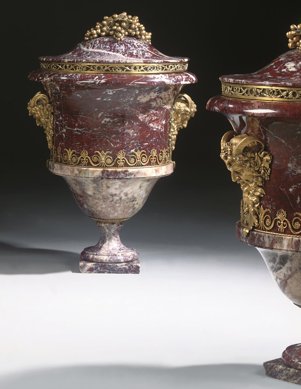 Et par vaser, ca. 1790 (jaspis og ormolu) af School Russian