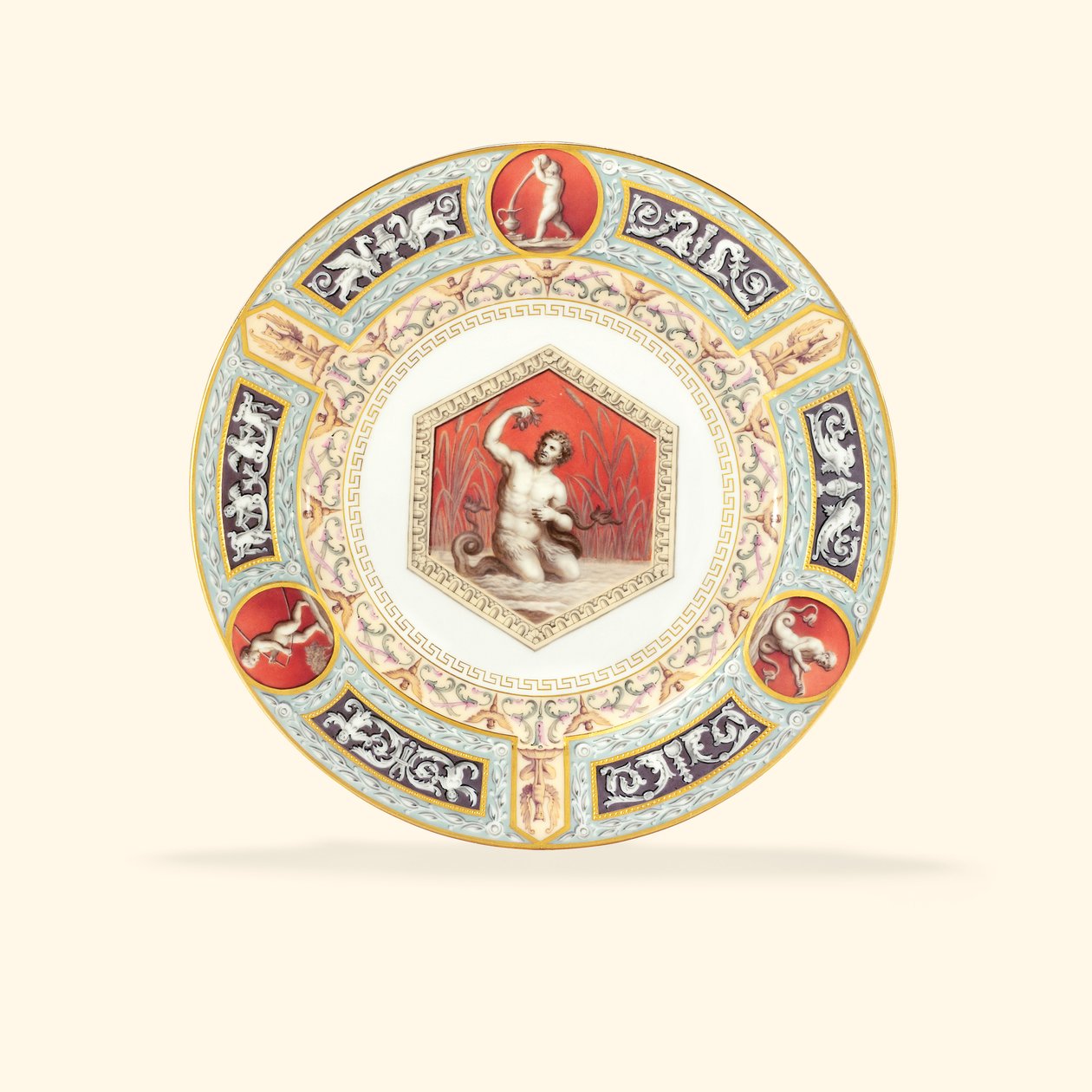 En middagstallerken i porcelæn fra Raphael Service, i midten forestiller Triton af School Russian
