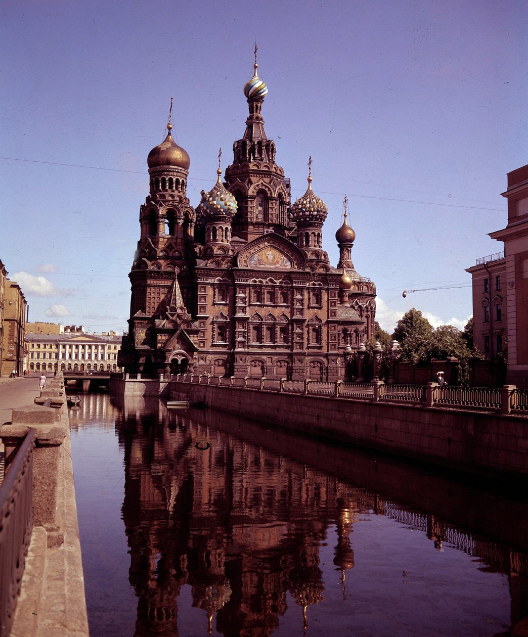 Arkitektur: udsigt over Den Hellige Frelsers kirke og Sang Verset realiseret mellem 1883 og 1907. St. Petersborg. Rusland af School Russian