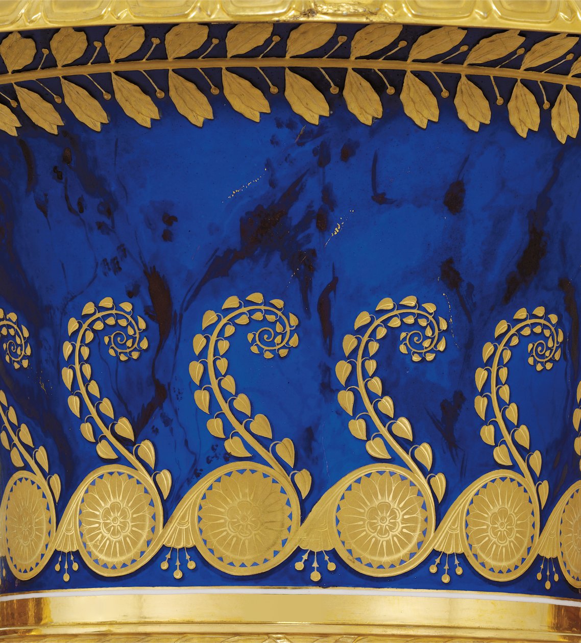 Detalje fra en vase i porcelæn med to håndtag og bladguld lavet af Imperial Porcelænsfabrik i 1833 af School Russian