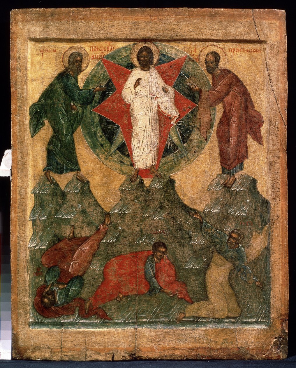 ""Jesu forvandling"" Kristus klædt i hvidt er omgivet af Moses og Elias, under apostlene Johannes, Peter og Jakob. Russisk ikon. Maleri på træ fra begyndelsen af ​​1500-tallet. Regionalt Kunstmuseum, Arkhangelsk af School Russian