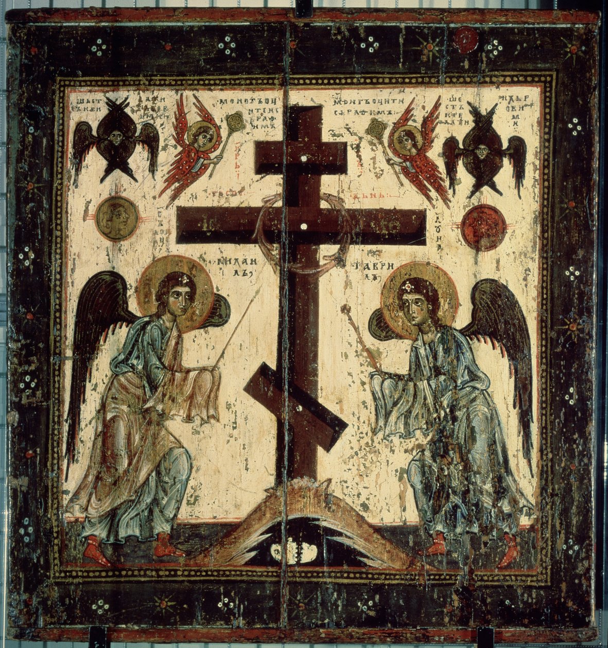 Korsets tilbedelse. To engle tilbeder det russisk-ortodokse kors. Russisk ikon, tempera på træ, mellem 1130 og 1200, kunst fra Novgorod (Rusland). Statens Tretyakov-galleri, Moskva (Rusland). af School Russian