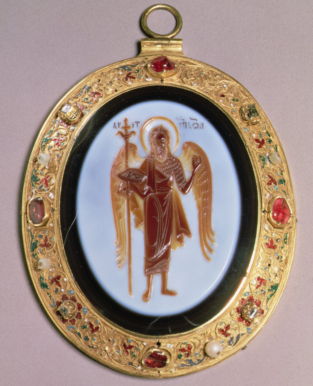 Panagia, udskåret sardonyx monteret i guld prydet med perler og juveler med filigran- og emaljedekoration, Moskva, midten af 1500-tallet (sardonyx, guld, ædelsten og emalje) af School Russian