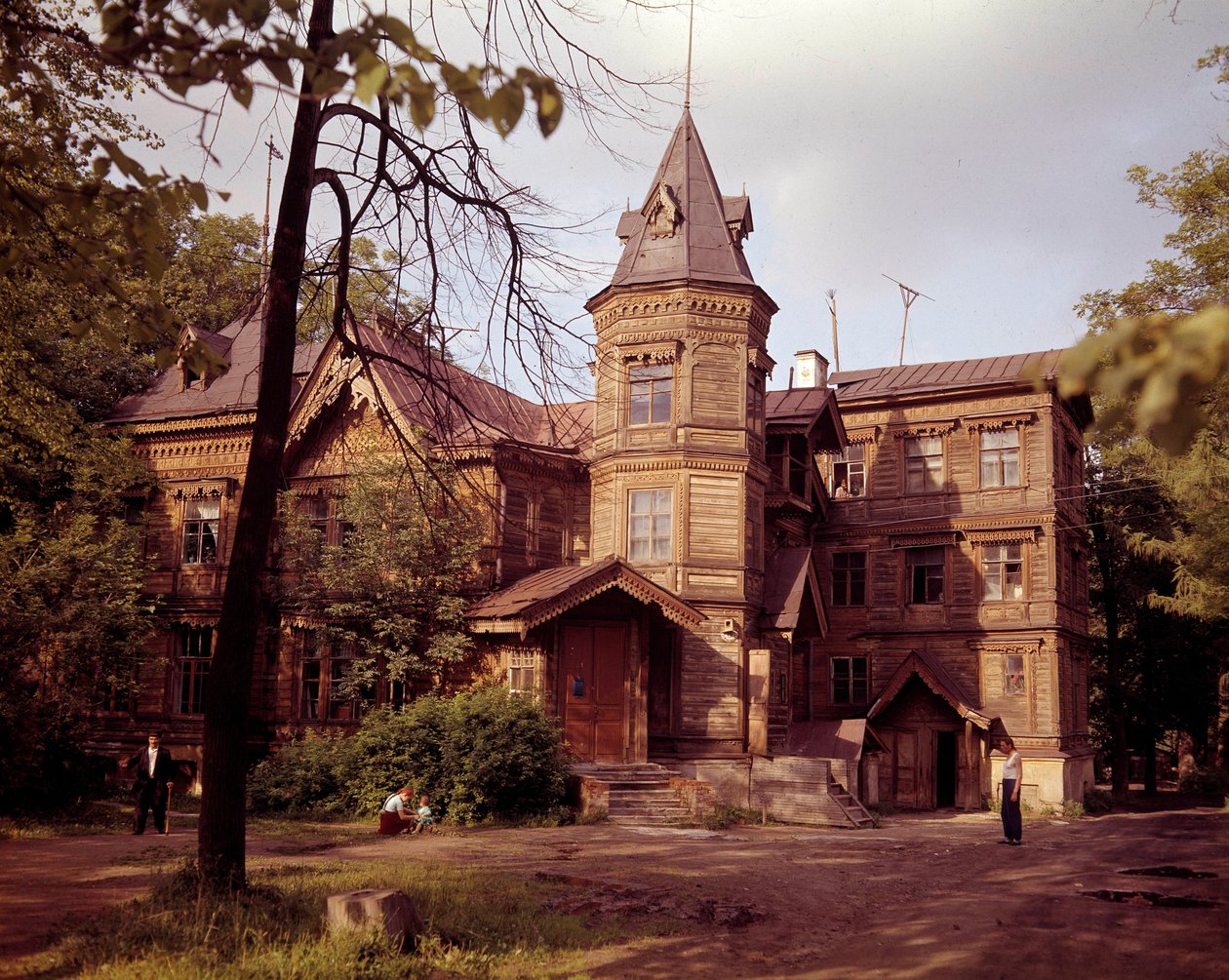 Russisk arkitektur: udsigt over en 1800-tals dacha, russisk landsted. af School Russian