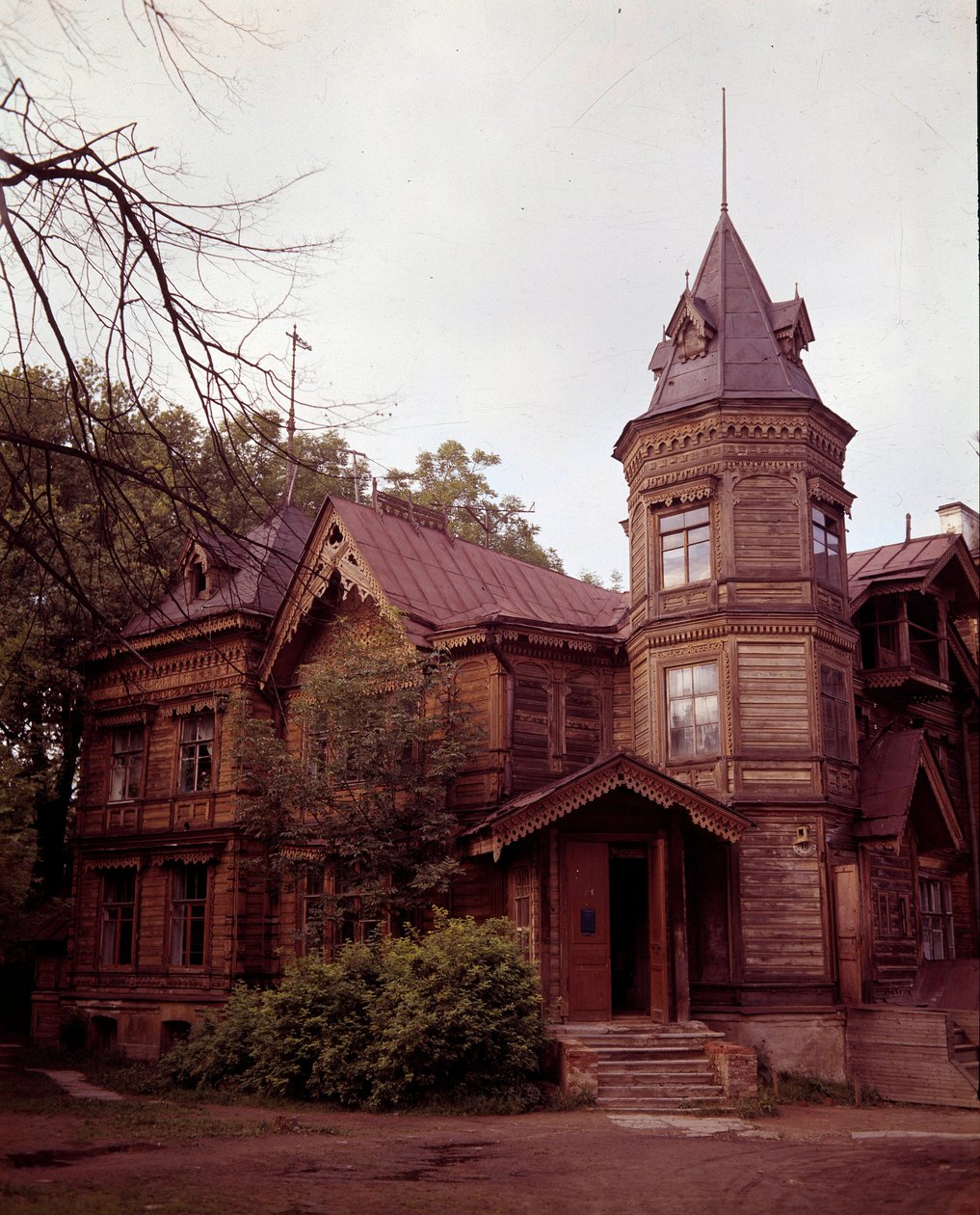 Russisk arkitektur: udsigt over en 1800-tals dacha, russisk landsted. af School Russian