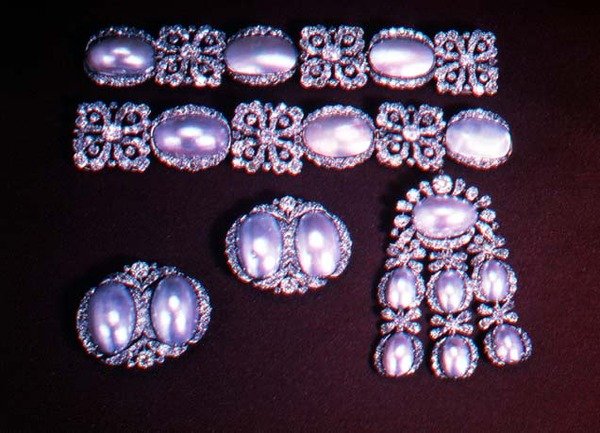 Sæt med smykker, broche, øreclips og armbånd, anden halvdel af 1700-tallet (guld, diamanter og perlemor) af School Russian