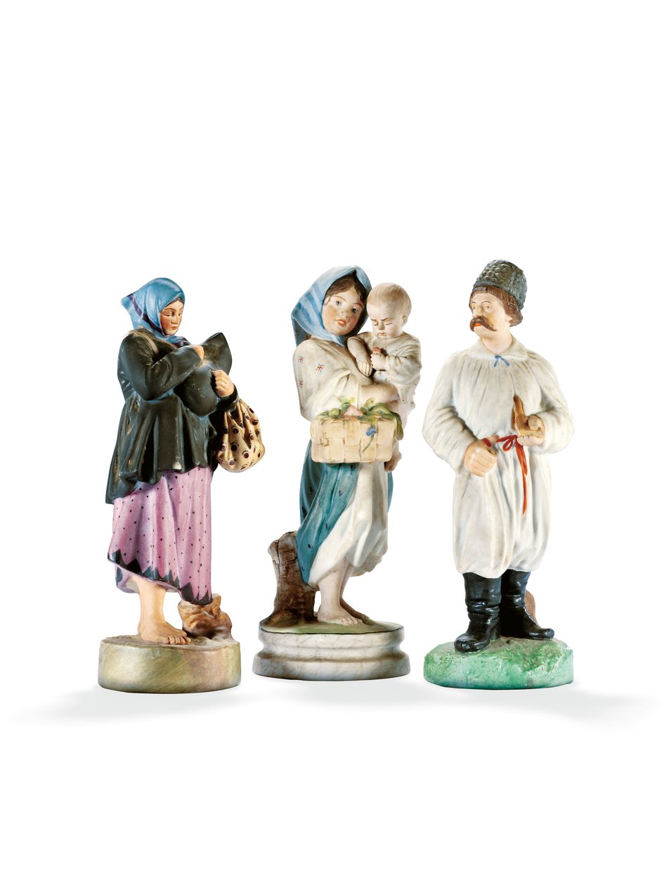 Tre porcelænsfigurer forestillende to kvinder, der holder børn, og en Cossak med pibe, slutningen af 1800-tallet (porcelæn) af School Russian