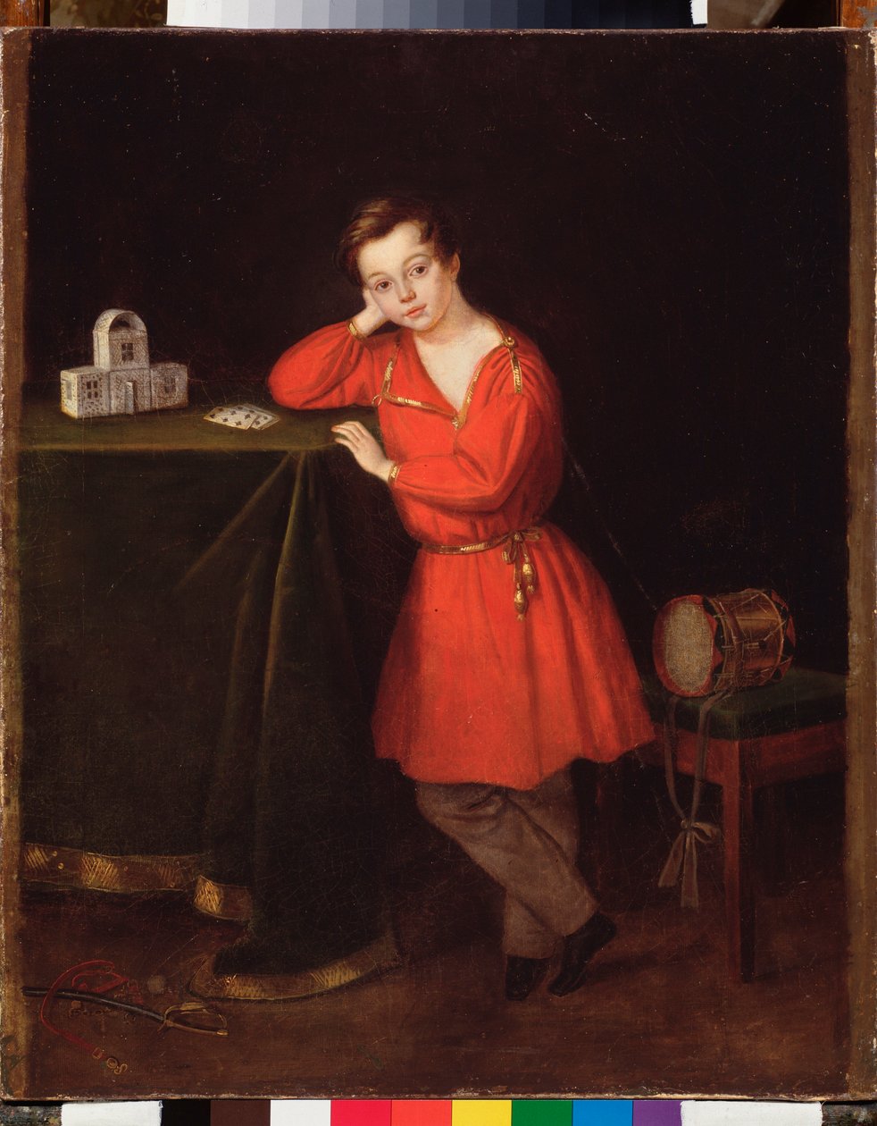 En dreng med en rød tunika foran et korthus på bordet. Anonymt maleri, olie på lærred, omkring 1830. Russisk kunst af School Russian