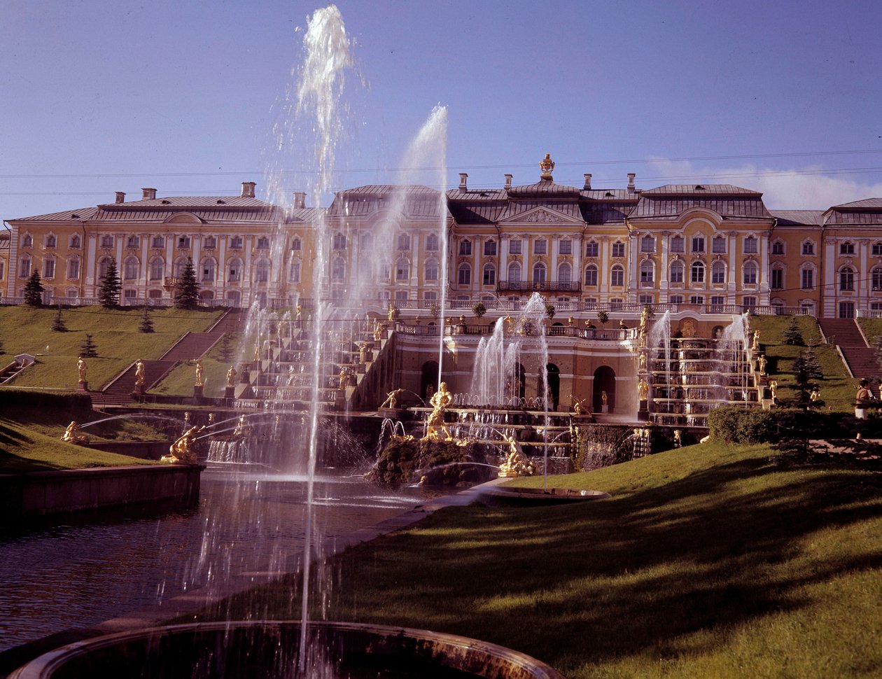 Udsigt over det store vandfald i slottet Peterhof, realiseret under Peter den Store nær Sankt Petersborg, Rusland af School Russian