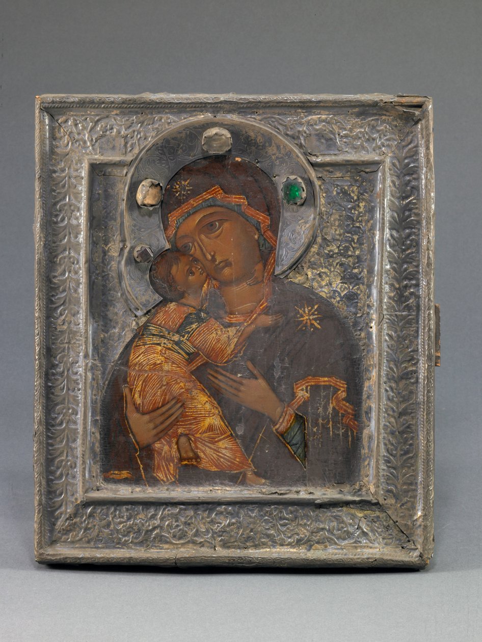 Vladimir Mother of God Icon with Revetment, ikon fra midten af det 17. århundrede, kant fra slutningen af det 17. århundrede, glorie fra det 18. århundrede (sølv, metallegering, glassten og tempera på træ) af School Russian