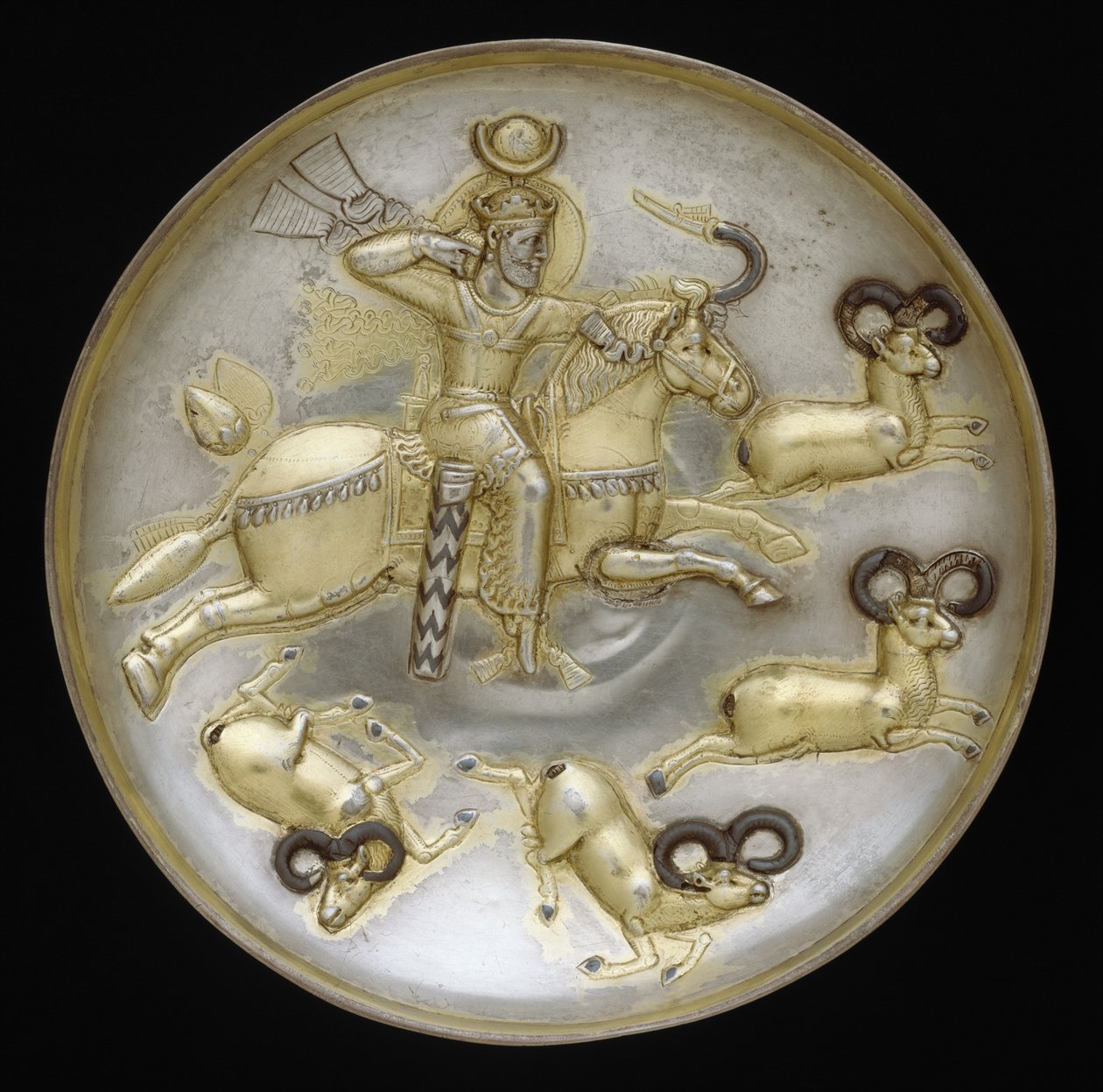 Tallerken med kongejagtvæddere, ca. 500 e.Kr. (sølv, kviksølvforgyldning, niello-indlæg) af School Sasanian
