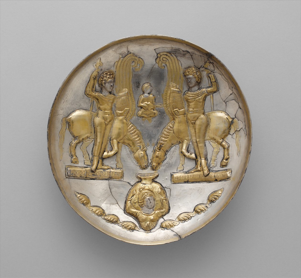 Tallerken med unge og bevingede heste, ca. 5.-6. århundrede e.Kr. (sølv, kviksølvforgyldning) af School Sasanian