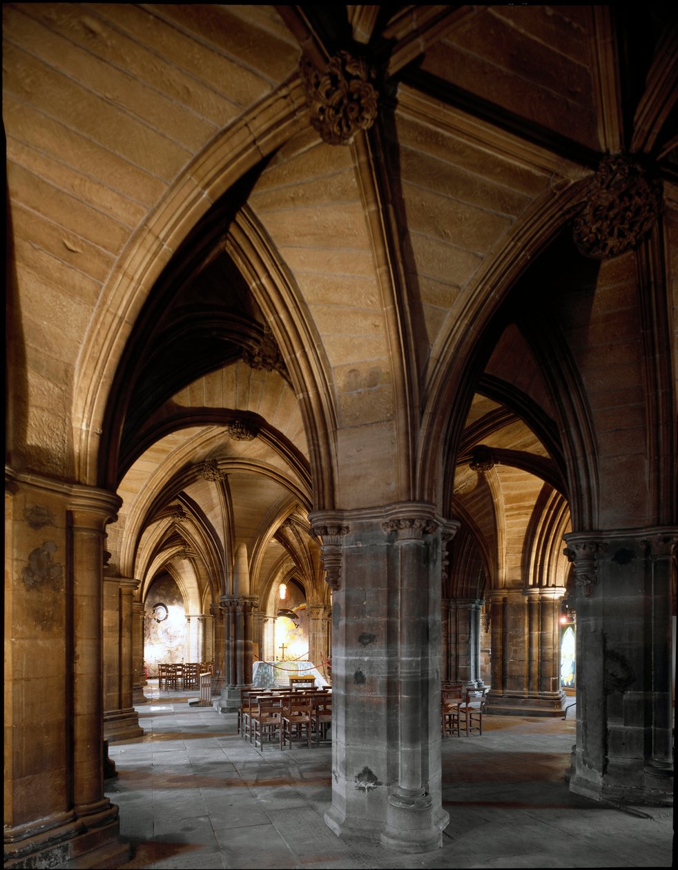 Gotisk kunst: Udsigt over krypten og den nedre kirke i Glasgow Cathedral. 12. århundrede. Skotland af Scottish School