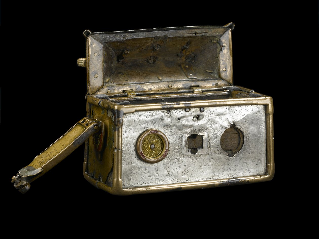 Monymusk-relikvieskrinet, ca. 8. århundrede e.Kr. (bronze, sølv, træ, kobberlegering, glas, emalje) af Scottish School