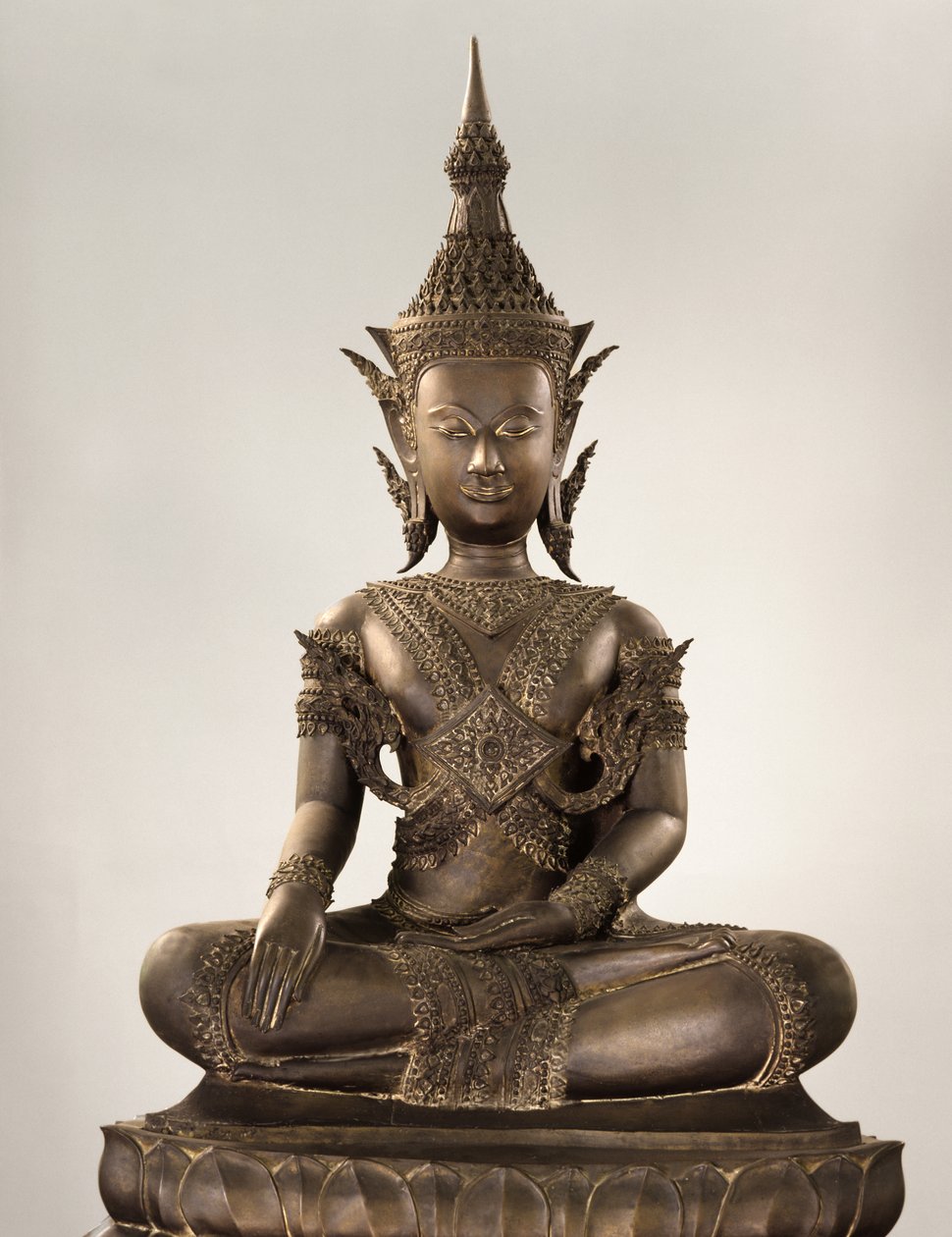 Buddha i naturlig størrelse i kongelig påklædning (bronze) af School Siamese