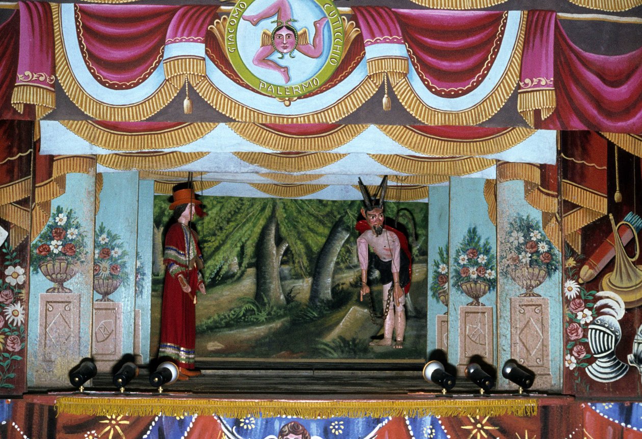 Puppi Theatre i Palermo. Disse dukker, der tilhører en siciliansk tradition, der går tilbage til oldtiden, har til formål at fortælle historien om invasioner og normanniske erobringer. På den øverste del af fotografiet ses det sicilianske symbol på Trinacr af School Sicilian
