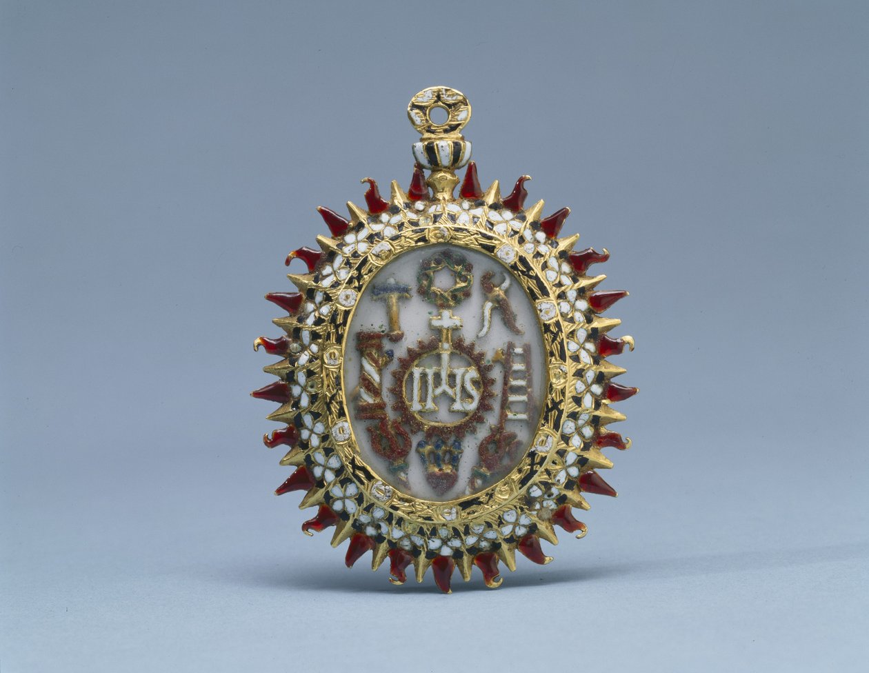 Tosidet vedhæng med symboler på Kristus og lidenskaben og Kristus i templet blandt de ældste, slutningen af det 16.-begyndelsen af det 17. århundrede (guld, emalje og mørkebrunt blæk på råhvid bund) af School Spanish