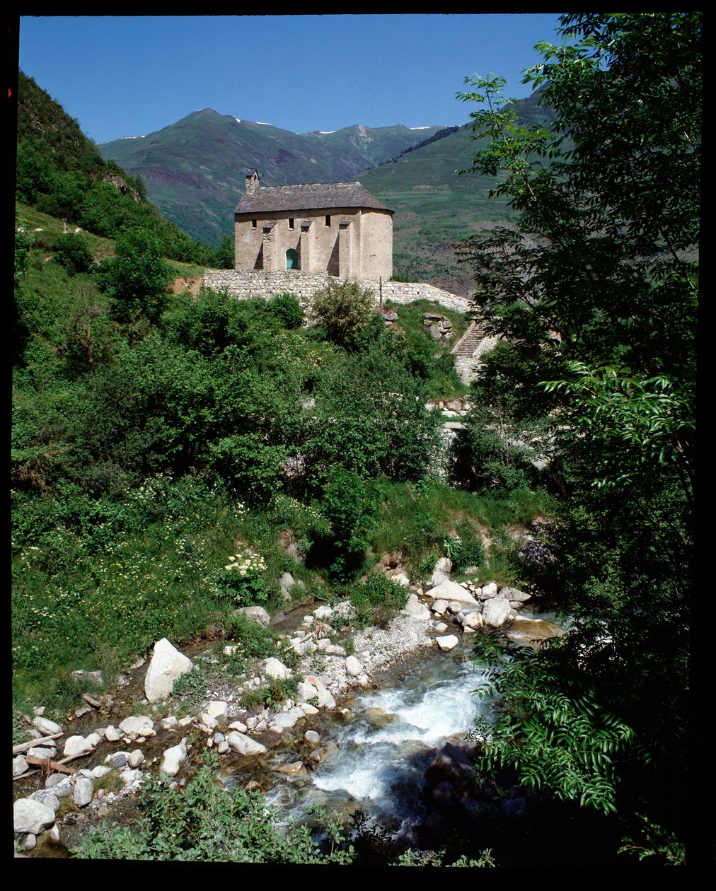 Udsigt over kapellet St Pelegrin, Arties (fotografi) af School Spanish