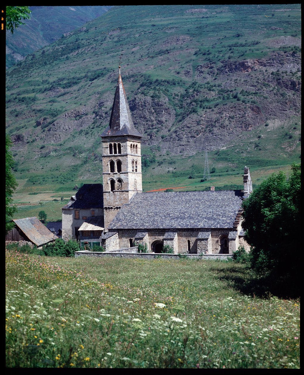 Udsigt over kirken St Mary, Arties (fotografi) af School Spanish