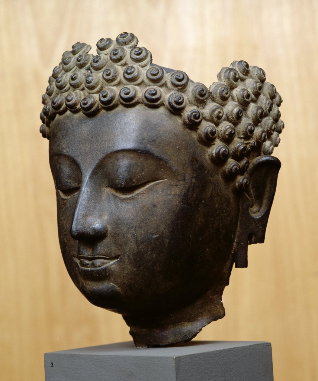 Buddhas hoved ser ned, Lan Na Culture (bronze) af School Thai