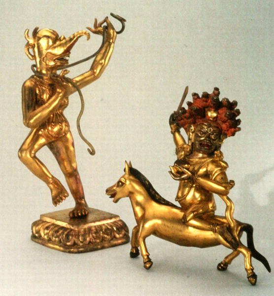 Makaravakitra og Sridevi (forgyldt bronze) af School Tibetan