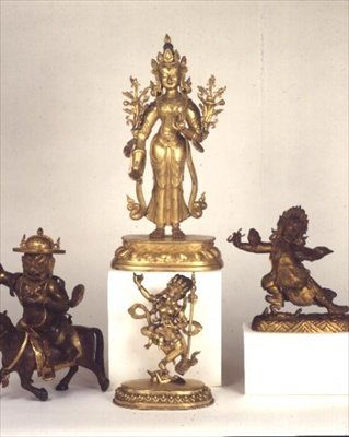 Sino-tibetansk figur af Padmapani i forgyldt messing; østtibetansk figur af Dam-can Dor-je Legs-pa i forgyldt bronze; kinesisk-tibetansk figur af Syamatara; polykrom figur af Vajravavali (bronze) af School Tibetan