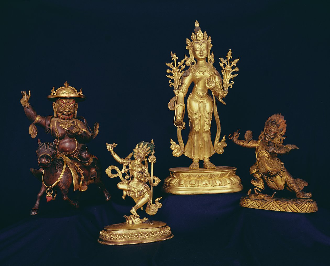 Tibetanske figurer: Vajravarahi danser på et menneskelig; figur af Padmapari; figur af Beg-tse; figur af Dam-can Dor-je Legs-pa, der rider på en hest af School Tibetan
