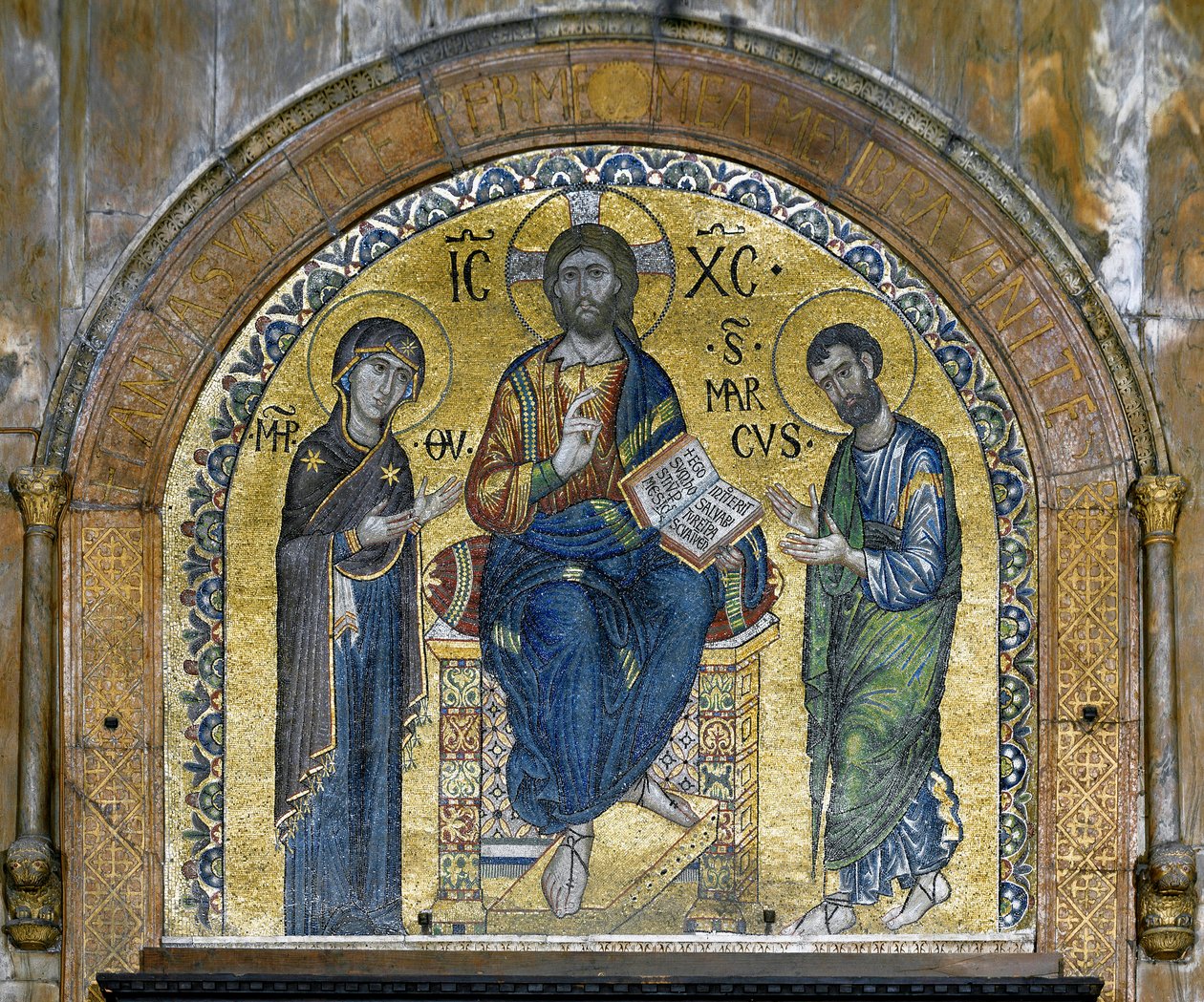 Byzantinsk arkitektur: Kristus i majestæt (Kristus i herlighed) mellem Jomfruen og Sankt Markus (Deesis), mosaikker lavet af venetianske kunstnere og redesignet i det 16. århundrede. Apsis. Basilica di San Marco (Basilica di San Marco), Venedig af School Veneto Byzantine